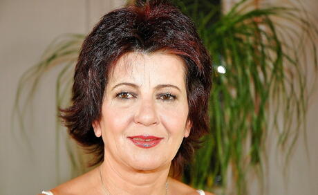 Hot grannie Katala reveals her ass in sexy lingery and puts a toy in her twat 